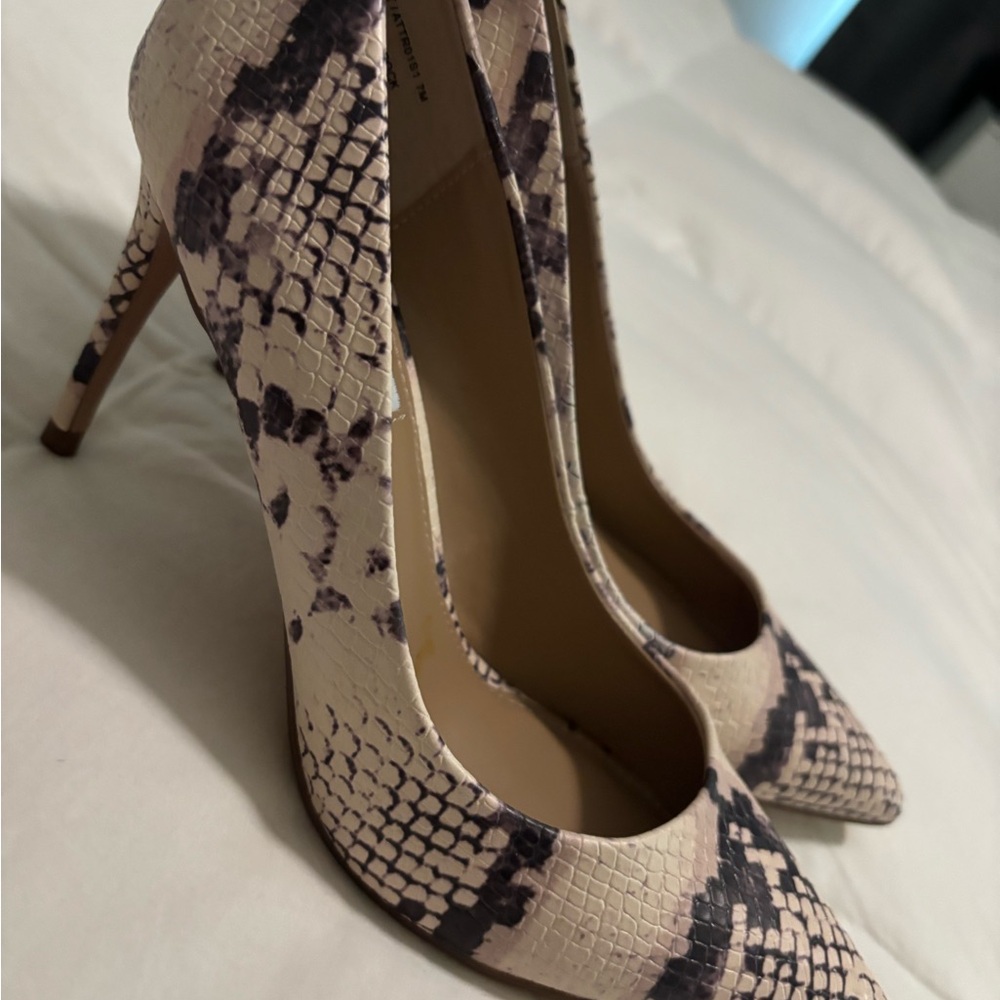Steve Madden Cream and Black Heels with Stiletto Design